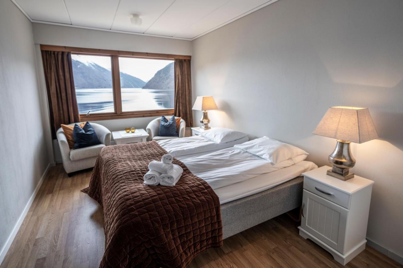 Dragsvik Fjordhotel (Adults Only) บาเลสตรันด์ ภายนอก รูปภาพ