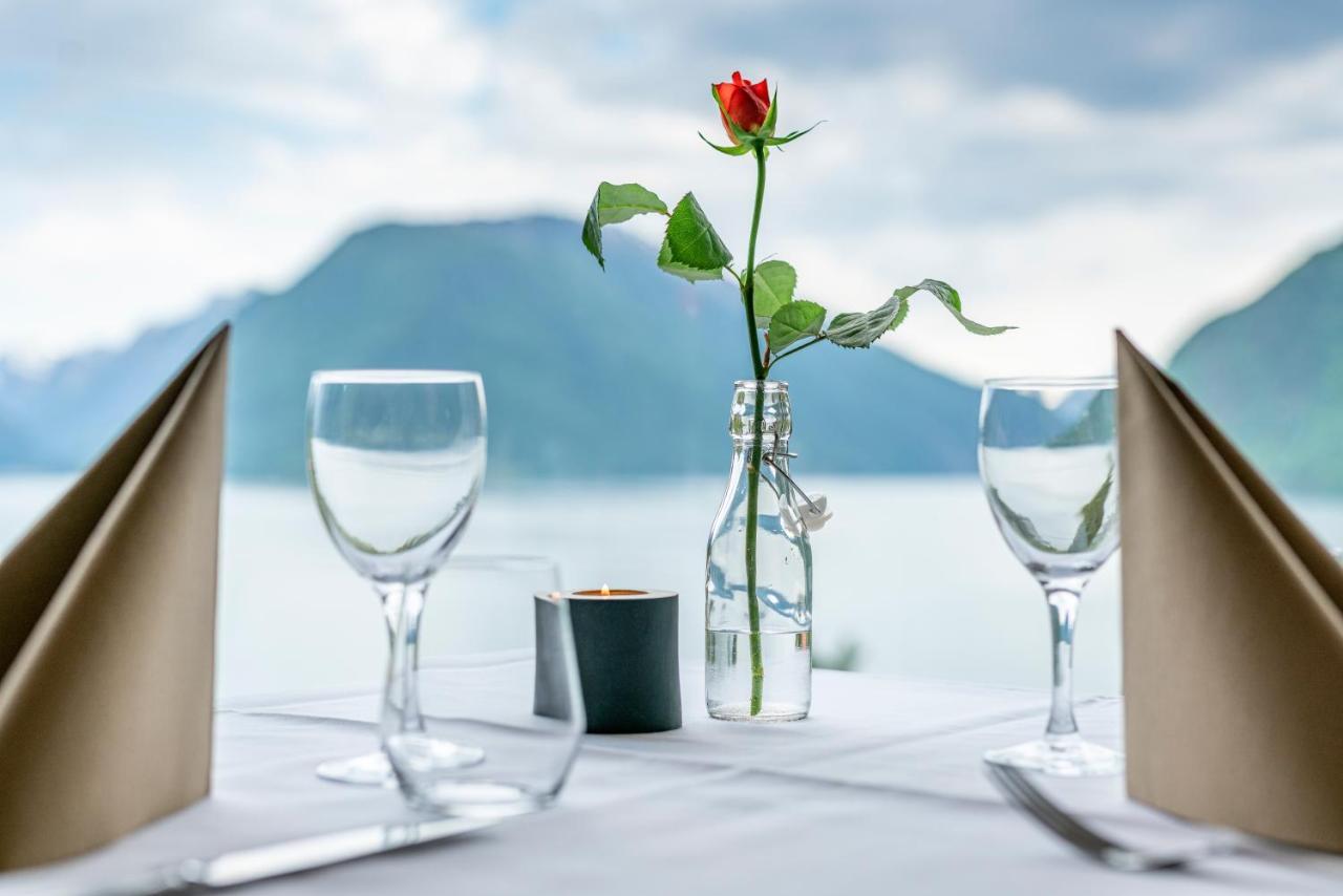 Dragsvik Fjordhotel (Adults Only) บาเลสตรันด์ ภายนอก รูปภาพ
